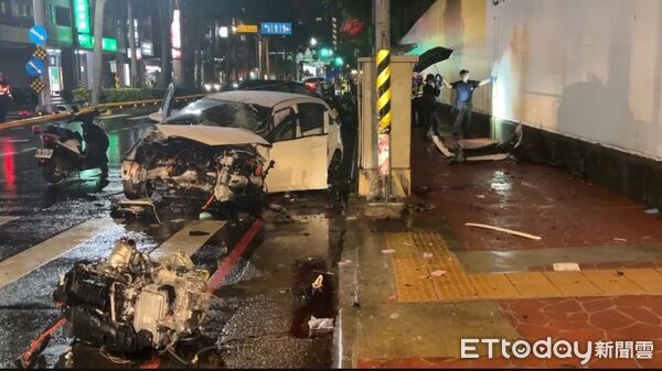▲桃園毒蟲撞擊瞬間曝光,行人血噴牆面,斷肢掛車底。(圖/記者黃彥傑翻攝,下同)