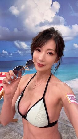 ▲▼55歲溫翠蘋首曬比基尼辣照!秀臍環深溝。(圖/翻攝自臉書)
