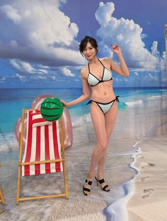 ▲▼55歲溫翠蘋首曬比基尼辣照!秀臍環深溝。(圖/翻攝自臉書)