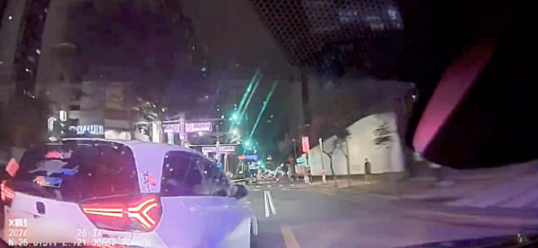 ▲桃園警方公布前晚追逐拒檢毒駕張姓犯嫌關鍵畫面(二)。(圖/桃園警分局提供)