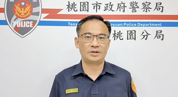 ▲桃園警方公布前晚追逐拒檢毒駕張姓犯嫌關鍵畫面(二),分局長王智民今日提出說明。(圖/桃園警分局提供)