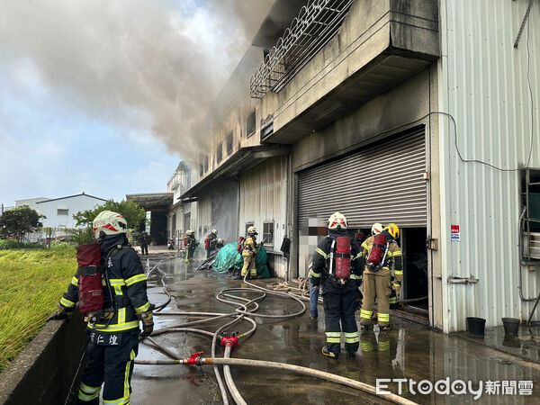 ▲▼嘉義縣民雄鄉福興村附近今(13)日9時許發生工廠倉庫火警。(圖/消防局提供)