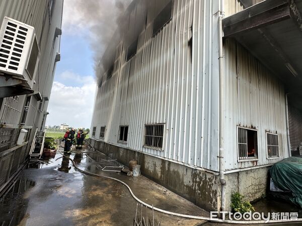 ▲▼嘉義縣民雄鄉福興村附近今(13)日9時許發生工廠倉庫火警。(圖/消防局提供)