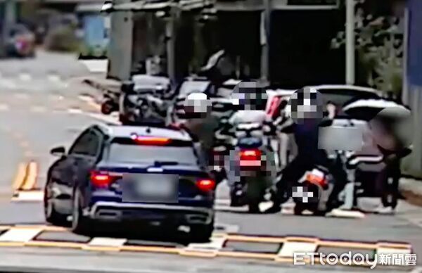 ▲▼警員停車禮讓行人,他反應不及連撞兩車。(圖/記者邱中岳翻攝)