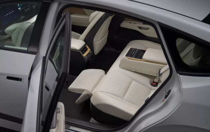 ▲新一代LEXUS ES比台灣晚上市,但外觀、配備可是藏有不少好料。(圖/翻攝自LEXUS)