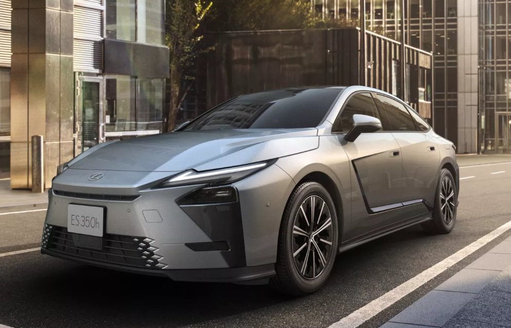 ▲新一代LEXUS ES比台灣晚上市,但外觀、配備可是藏有不少好料。(圖/翻攝自LEXUS)