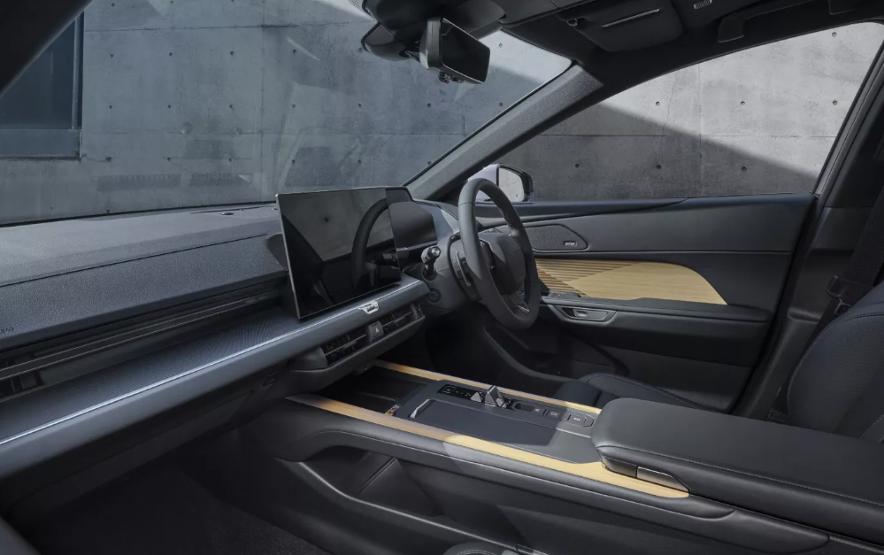 ▲新一代LEXUS ES比台灣晚上市,但外觀、配備可是藏有不少好料。(圖/翻攝自LEXUS)