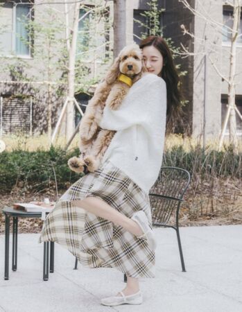 ▲Tiffany抱著卞耀漢的愛犬。(圖/翻攝自IG)