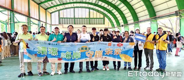 ▲奇美醫院號召九大領域企業於台南安平漁光島舉辦跨界聯合淨灘活動。(記者林東良翻攝,下同)