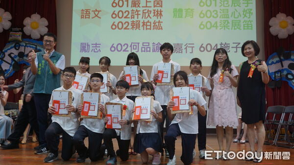 ▲永福國小畢業典禮中,多名特教學生因努力學習與克服挑戰獲得畢業獎項肯定。(記者林東良翻攝,下同)