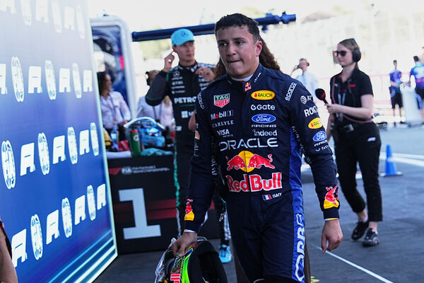 ▲維斯塔潘(Max Verstappen)、哈賈爾(Isack Hadjar)。(圖/達志影像/美聯社)