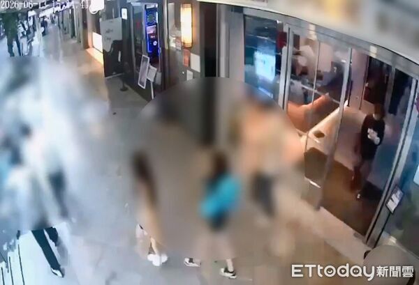 ▲松山警方持槍當街攔下槍手保母車並逮捕2名押人犯嫌。(圖/記者張君豪翻攝)