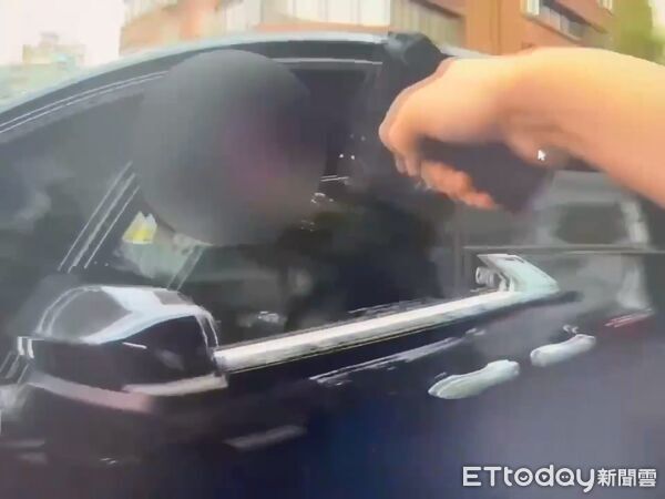 ▲松山警方持槍當街攔下槍手保母車並逮捕2名押人犯嫌。(圖/記者張君豪翻攝)