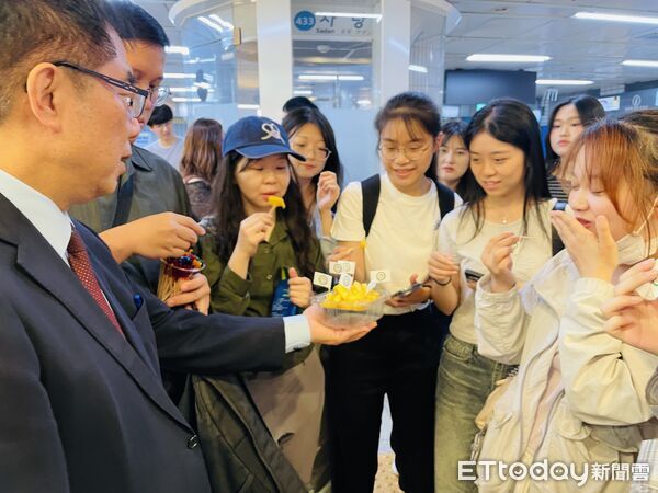 ▲台南市長黃偉哲率團於首爾地鐵商圈舉辦台南農特產品展售快閃活動,吸引韓國民眾參與。(記者林東良翻攝,下同)