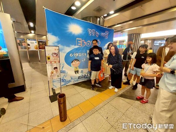 ▲台南市長黃偉哲率團於首爾地鐵商圈舉辦台南農特產品展售快閃活動,吸引韓國民眾參與。(記者林東良翻攝,下同)