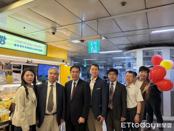 ▲台南市長黃偉哲率團於首爾地鐵商圈舉辦台南農特產品展售快閃活動,吸引韓國民眾參與。(記者林東良翻攝,下同)