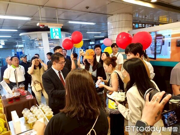 ▲台南市長黃偉哲率團於首爾地鐵商圈舉辦台南農特產品展售快閃活動,吸引韓國民眾參與。(記者林東良翻攝,下同)