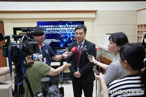 ▲慈濟創研中心技術長張嘉佑博士(左二)代表團隊參加在興大舉辦的記者會,分享「即用型」iPSC 神經球研究成果。(圖/慈濟醫學中心提供,下同)
