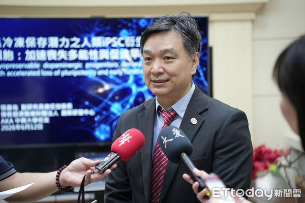 ▲慈濟創研中心技術長張嘉佑博士(左二)代表團隊參加在興大舉辦的記者會,分享「即用型」iPSC 神經球研究成果。(圖/慈濟醫學中心提供,下同)