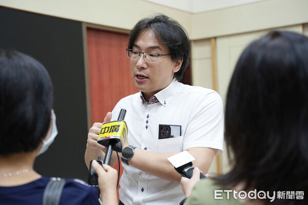 ▲慈濟創研中心技術長張嘉佑博士(左二)代表團隊參加在興大舉辦的記者會,分享「即用型」iPSC 神經球研究成果。(圖/慈濟醫學中心提供,下同)