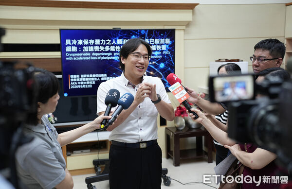 ▲慈濟創研中心技術長張嘉佑博士(左二)代表團隊參加在興大舉辦的記者會,分享「即用型」iPSC 神經球研究成果。(圖/慈濟醫學中心提供,下同)