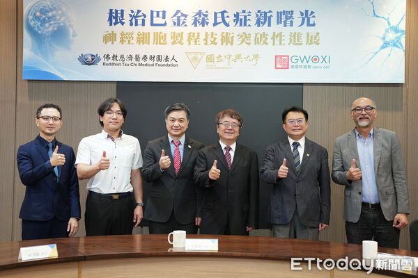 ▲慈濟創研中心技術長張嘉佑博士(左二)代表團隊參加在興大舉辦的記者會,分享「即用型」iPSC 神經球研究成果。(圖/慈濟醫學中心提供,下同)