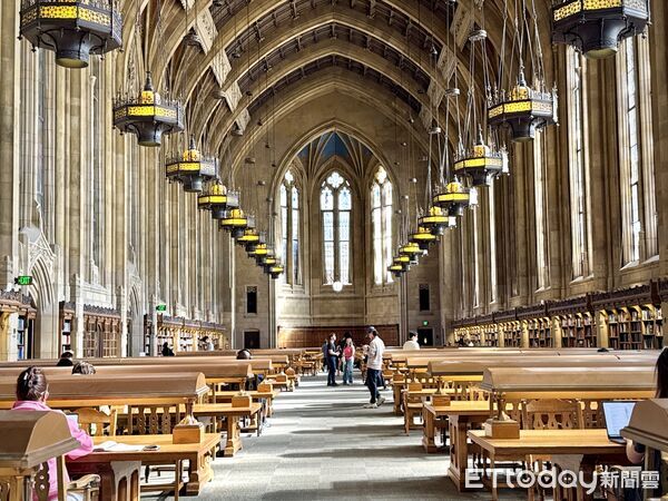 ▲華盛頓大學(University of Washington)內的蘇札洛圖書館(Suzzallo Library),Drumheller Fountain噴泉,西雅圖景點。(圖/記者彭懷玉攝)