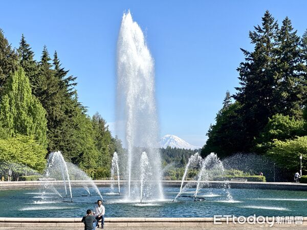 ▲華盛頓大學(University of Washington)內的蘇札洛圖書館(Suzzallo Library),Drumheller Fountain噴泉,西雅圖景點。(圖/記者彭懷玉攝)