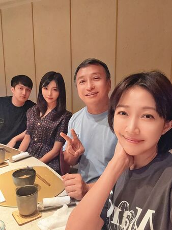 一家人幸福,余皓然(右)就開心。右二起王中平、女兒韓菲、兒子韓靖。(翻攝自王中平和余皓然愛的小屋臉書)