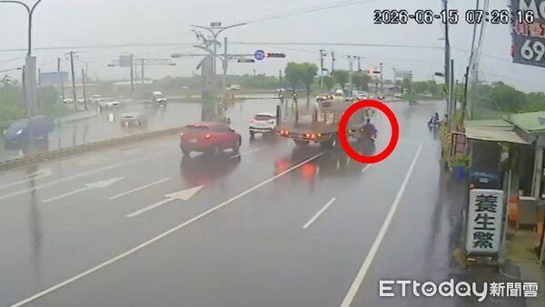 ▲台南運豬車連環撞,騎士慘死瞬間曝光 。(圖/民眾提供)