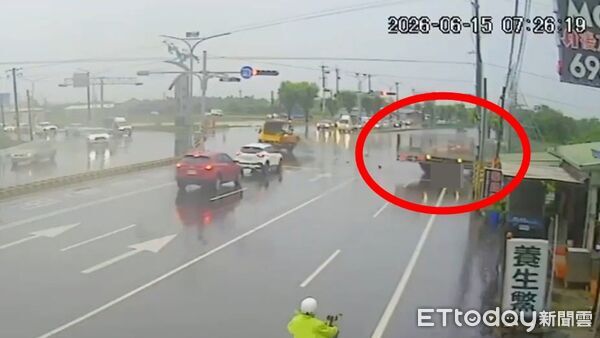 ▲台南運豬車連環撞,騎士慘死瞬間曝光 。(圖/民眾提供)
