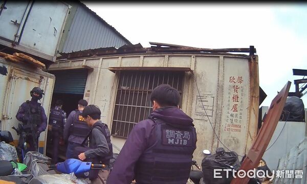 ▲▼調查局新北市調查處報請桃園地檢署指揮,查獲樊姓、林姓2名男子,在桃園市觀音區、新屋區設立的2座毒品工廠,查扣依托咪酯等原料與器具。(圖/調查局提供)