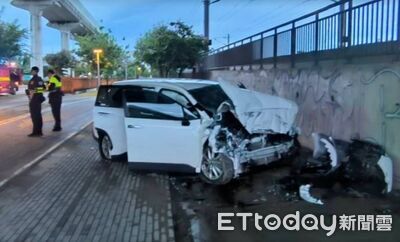 台中白車撞鐵路圍牆！車頭全毀　34歲男酒駕慘了