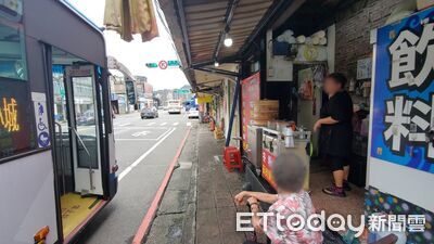 公車美食家！直擊「無名刈包肉粽店」　5分鐘2運將停下點餐