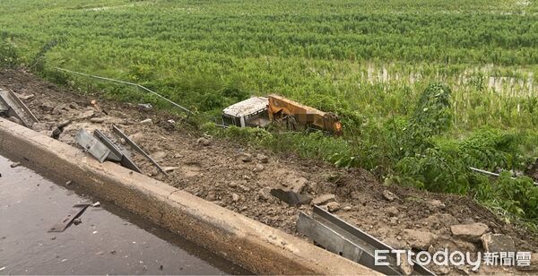 ▲國道1號北向293.4公里新營路段發生自用大貨車事故,車輛疑因右前輪爆胎衝出邊坡。(記者林東良翻攝,下同)