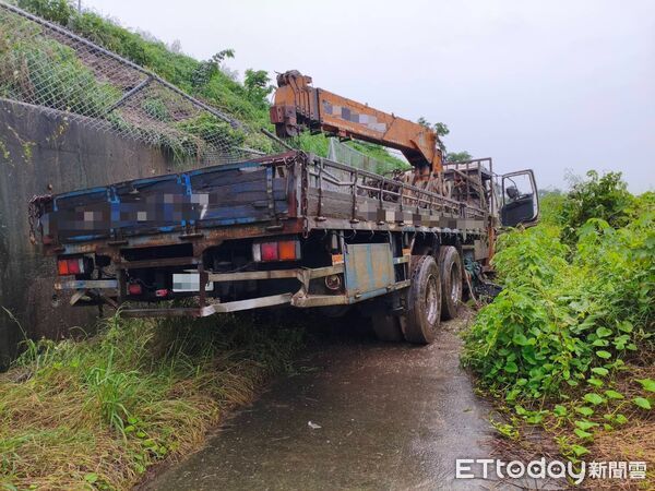 ▲國道1號北向293.4公里新營路段發生自用大貨車事故,車輛疑因右前輪爆胎衝出邊坡。(記者林東良翻攝,下同)