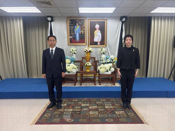 ▲▼外交部常務次長葛葆萱今日在泰國貿易經濟辦事處(Thailand Trade and Economic Office)副代表蘇瑾煜(Supara Pengsritong)陪同下向帕差拉吉蒂雅帕公主玉照致意。(圖/外交部提供)