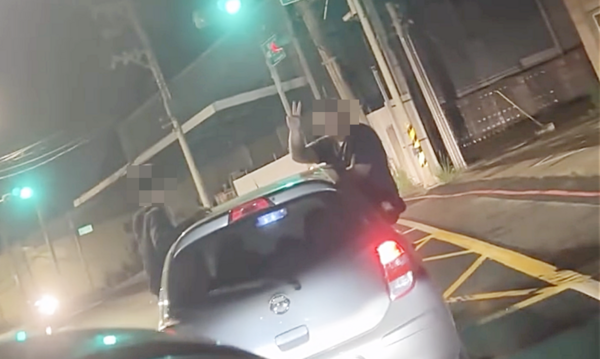 ▲蘆竹區日前一輛自小客車上2乘客將上半身伸出車外,還比出YA的手勢,引發網友撻伐。(圖/翻攝自網路Treads)