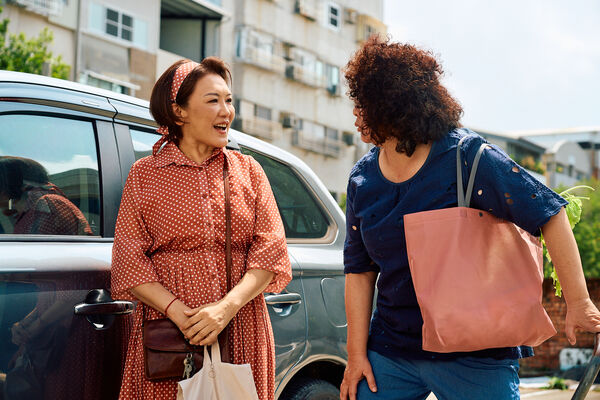 ▲《不孝女教戰手冊》由姚黛瑋、何以奇主演。(圖/公視台語台提供)