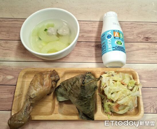 ▲台南市學校營養師規劃端午節慶主題特餐,將傳統粽子營養升級,推廣「品粽不放縱」健康觀念。(記者林東良翻攝,下同)