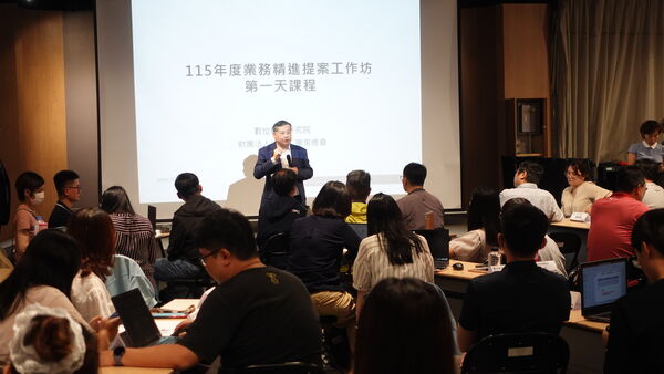 ▲港務公司王錦榮總經理於「創新思維工作坊」現場勉勵員工。(圖/港務公司提供)