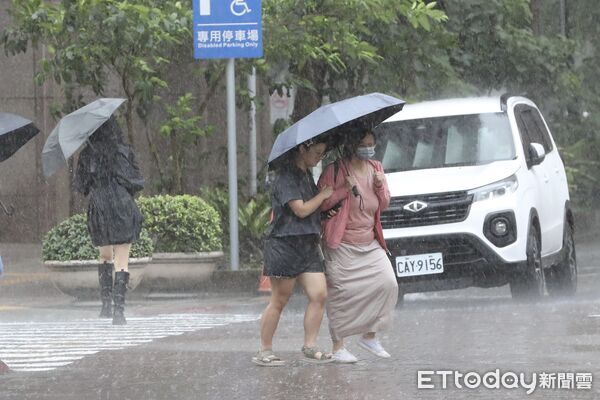 ▲▼梅雨、豪雨、行人、大雨特報、雷雨、下雨、下雨天、雨傘天氣配圖 。(圖/記者劉耿豪攝)