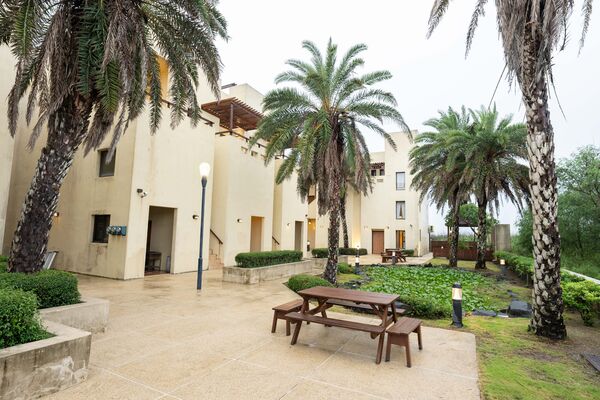▲▼澎湖彩色珊瑚礁,綠洲旅店。(圖/Booking.com提供)