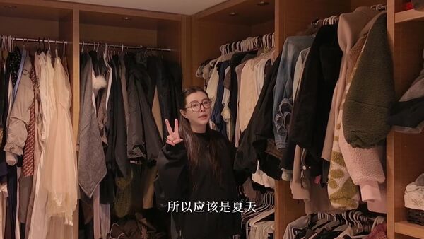 王祖賢首度公開她的超大衣帽間,裡面整齊掛滿衣服。(翻攝王祖賢小紅書)