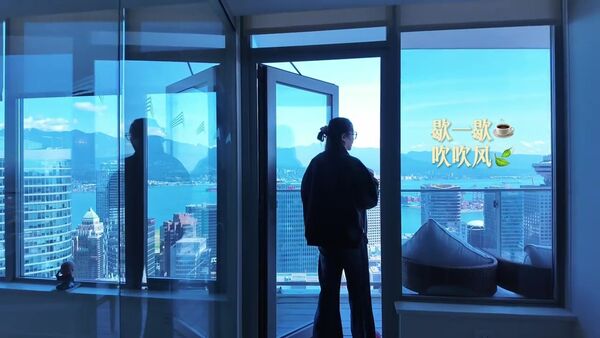 王祖賢的豪宅有大片落地窗,望出去是溫哥華的美麗城市景色。(翻攝小紅書)