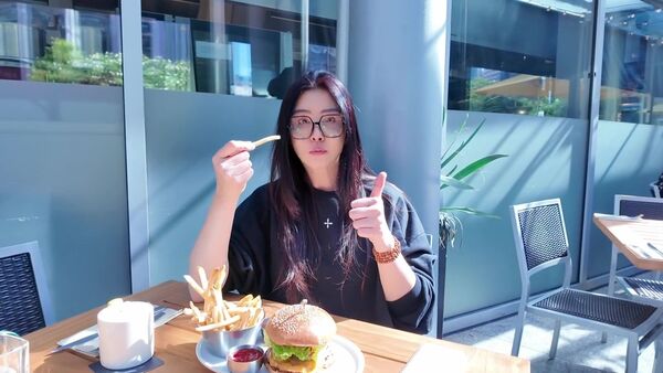 王祖賢外出吃速食漢堡,享受美食。(翻攝小紅書)