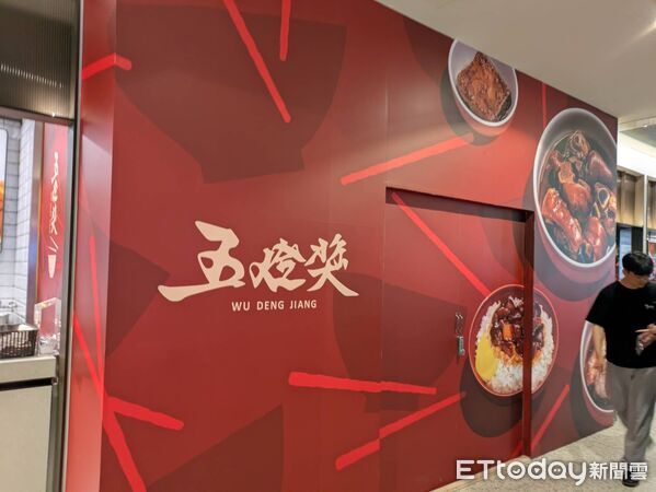 ▲五燈獎豬腳滷肉飯,竣師父牛肉麵。(圖/記者黃士原攝)