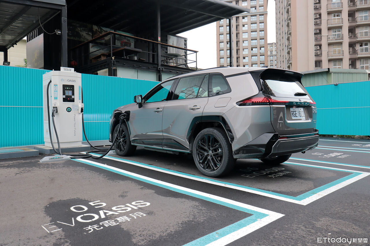▲TOYOTA「RAV4插電式油電版」試駕!挾329匹馬力來襲5.7秒破百。(圖/記者張慶輝攝)