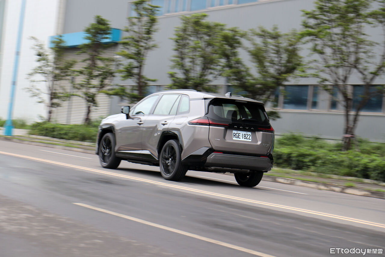 ▲TOYOTA「RAV4插電式油電版」試駕!挾329匹馬力來襲5.7秒破百。(圖/記者張慶輝攝)