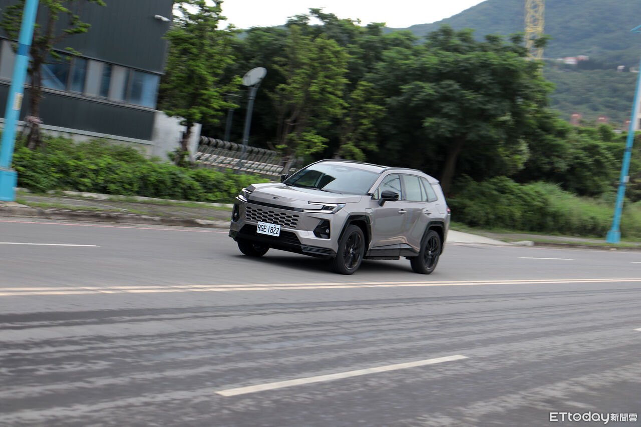 ▲TOYOTA「RAV4插電式油電版」試駕!挾329匹馬力來襲5.7秒破百。(圖/記者張慶輝攝)
